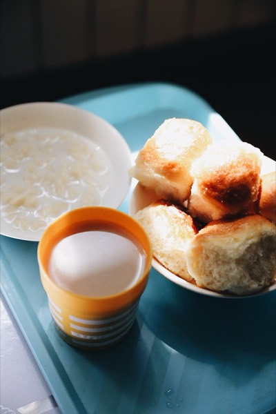 Полдник: каша, булочки, молоко